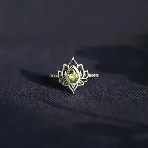 Vue macro d'une bague en argent lotus avec une pierre de zircon vert en poire
