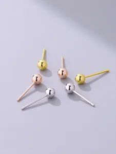 Nahaufnahme von kleinen s925 Silber Kugelsteckern in Gold und Roségold-Finish