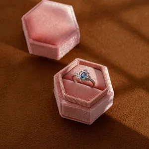 Élégante bague lotus en argent avec pierre bleue dans une boîte en velours rose