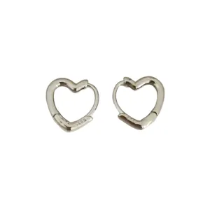 Elegante und minimalistische S925 Sterling Silber herzförmige Creolen für Frauen