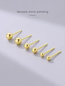 Nahaufnahme von s925 Sterling Silber Kugelsteckern mit goldener Spiegeloberfläche in Größen
