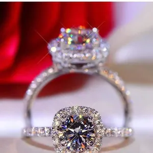 Vista macro detallada que muestra el brillo de un anillo de compromiso halo con pavé
