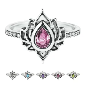 Vue détaillée de la bague fleur de loto en argent avec diverses options de pierres