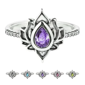 Vue détaillée d'une bague lotus vintage avec diverses options de couleurs de zircon