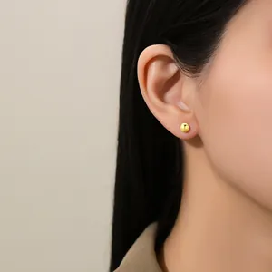 Elegante s925 Sterling Silber vergoldete Mini-Bohnen-Ohrstecker an einem Modell
