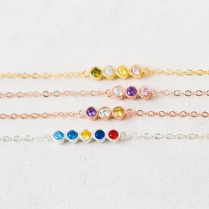 Vue détaillée de bracelets de naissance personnalisés avec des zircons colorés