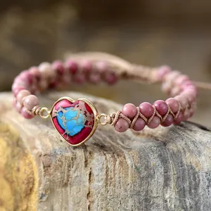 Gros plan détaillé d'un bracelet tressé à la main avec une pierre impériale en cœur
