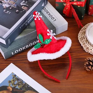 Detalle de diadema festiva de gorro de Navidad con copos y acebo.