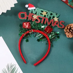 Detalle de una diadema festiva de Merry Christmas con estrellas de purpurina y cajas de regalo