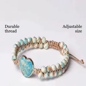 Vue détaillée du cœur en pierre impériale sur un bracelet tressé ajustable à double couche
