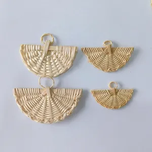 Vista macro di mini accessori a ventaglio in bambù intrecciati a mano per gioielli