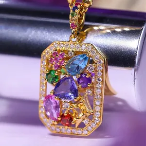 Gros plan détaillé d'un pendentif luxueux plaqué or 18 carats avec gemmes colorées.