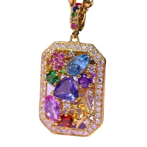 Vue détaillée du pendentif carré de luxe orné de pierres précieuses multicolores.