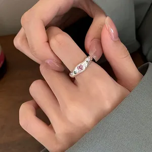 Eleganter offener Silberring im koreanischen Stil mit rosa Herzstein und Akzenten