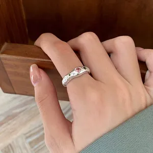 Eleganter silberner strukturierter verstellbarer Ring mit rosa Herz-Edelstein