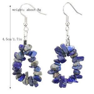 Détail de boucles d'oreilles en pierres bleues, longueur 4,5 cm et poids 8 g.