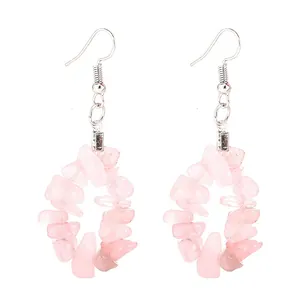 Vue détaillée de boucles d'oreilles créoles en perles de quartz rose naturel