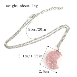 Vue détaillée d'un collier pendentif lune enroulé de fil avec mesures de taille