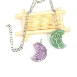 Vue détaillée du pendentif lune en améthyste fait main avec arbre de vie