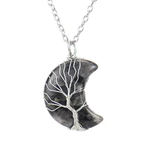 Vue détaillée d'un collier pendentif lune en pierre naturelle arbre de vie fait main