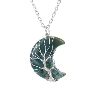 Gros plan de l'arbre de vie fait main sur un pendentif en pierre de lune