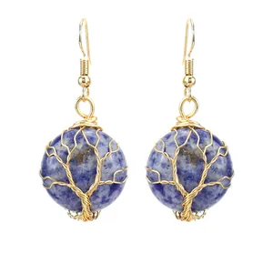 Dettaglio orecchini albero della vita fatti a mano con pietre blu naturali e oro