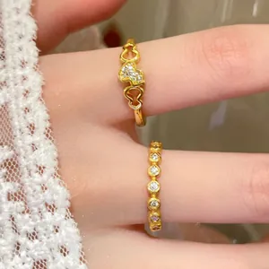 Elegante anello a cuore cavo color oro e set di gioielli eternity band per donne
