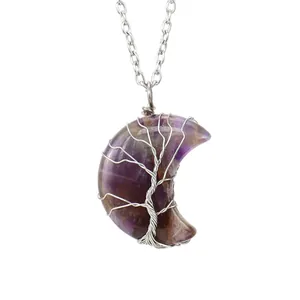 Gros plan du pendentif lune en améthyste avec motif arbre de vie en fil d'argent