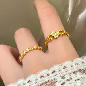 Elegante anello a forma di cuore cavo placcato oro con brillanti pietre di zircone