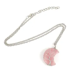 Collier avec pendentif lune en quartz rose fait main et enroulement arbre de vie