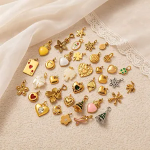 Vista detallada de varios dijes de acero inoxidable dorado para joyería y collares DIY