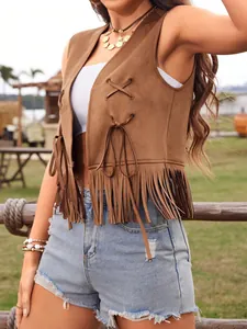 Gros plan sur un gilet hippie en faux daim marron avec franges et détails lacés
