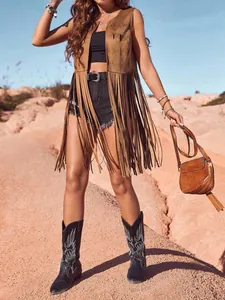 Detailansicht der braunen Wildlederimitat-Fransenweste im Boho-Hippie-Stil mit langen Fransen