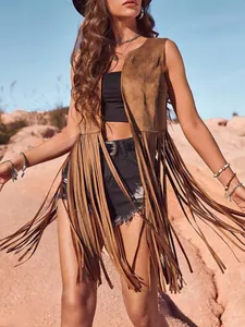 Braune Fransenweste im Boho-Stil aus Wildlederimitat, getragen in der Wüste