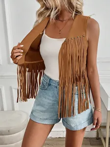 Gilet bohémien in finta pelle scamosciata color cammello con borchie e frange lunghe