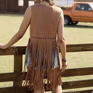 Gilet marron style western à franges pour femme avec détails fleuris découpés au laser