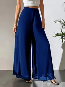 Pantalon large en mousseline bleu foncé pour femme, coupe ample et décontractée.