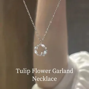 Primo piano della collana con ciondolo a corona di tulipani in argento sterling 925