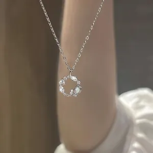 Detailopname van 925 sterling zilveren tulpenkrans hanger ketting met kristallen