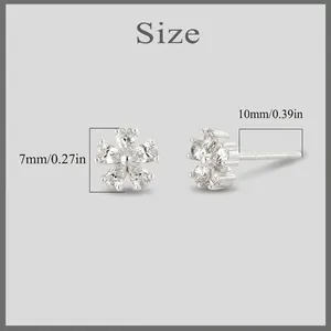 Dimensiones de los pendientes de flor con circonitas: 7mm de diámetro y 10mm de poste