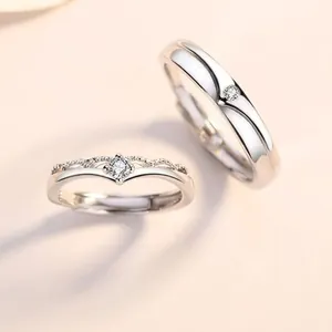 Gedetailleerde close-up van 925 sterling zilveren prins- en prinsessenringen met zirkoon.