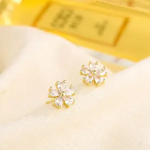 Primer plano de elegantes pendientes de flores con pétalos de circonita brillantes