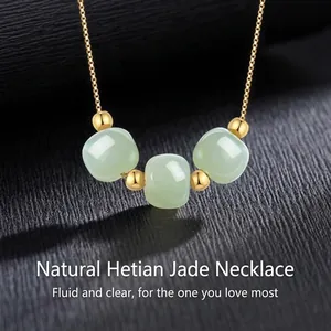 Dettaglio di una collana di giada Hetian naturale con perle dorate su fondo nero