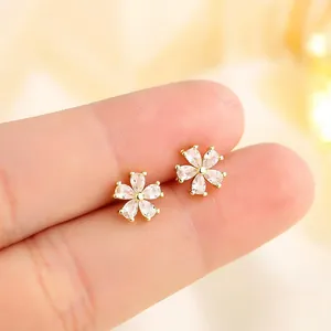 Primer plano de pendientes de flor de cerezo con pétalos de circonita brillante
