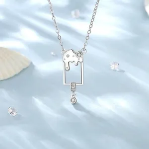 Sterling zilveren ketting met ijslolly hanger en zirkonia accenten op blauwe achtergrond