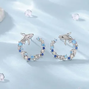 Dettaglio di orecchini a balena in argento 925 con accenti di cristallo blu regalo