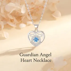Elegante collana a cuore in argento con una pietra blu danzante centrale brillante
