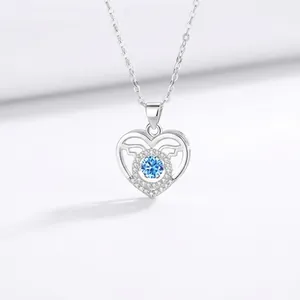 Elegante zilveren hartvormige ketting met een schitterende blauwe dansende steen