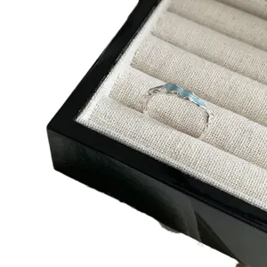 Minimalistischer silberner Wellenring mit hellblauem Inlay in einer edlen Schmuckschatulle