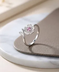 Prachtig detail van een 925 zilveren kersenbloesemring met een centrale roze edelsteen